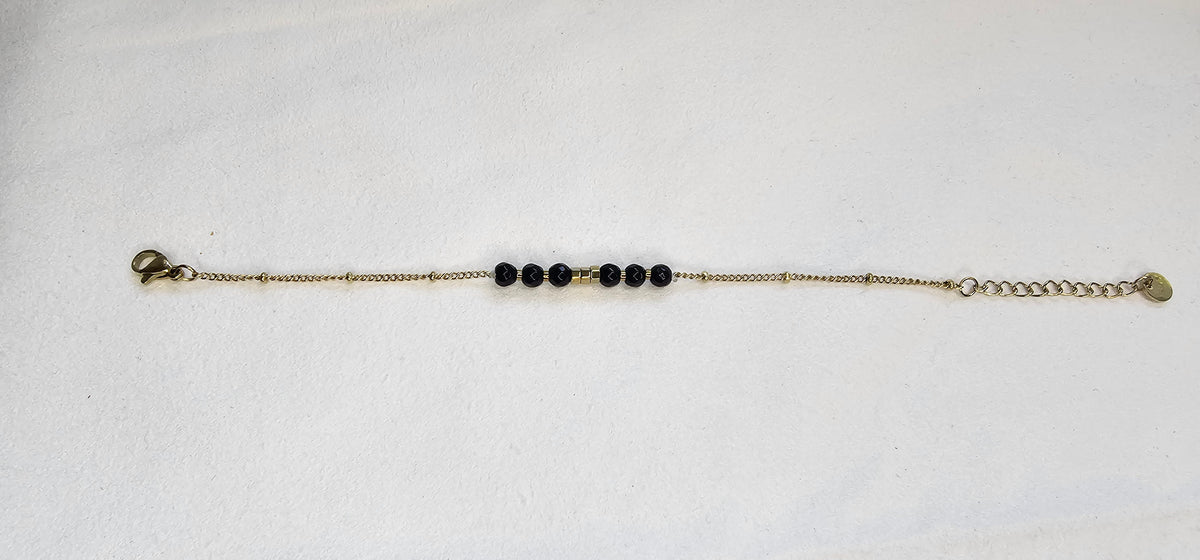 Bracelet Chaîne Dorée – Perles Noires Facettées & Bille Dorée Centrale