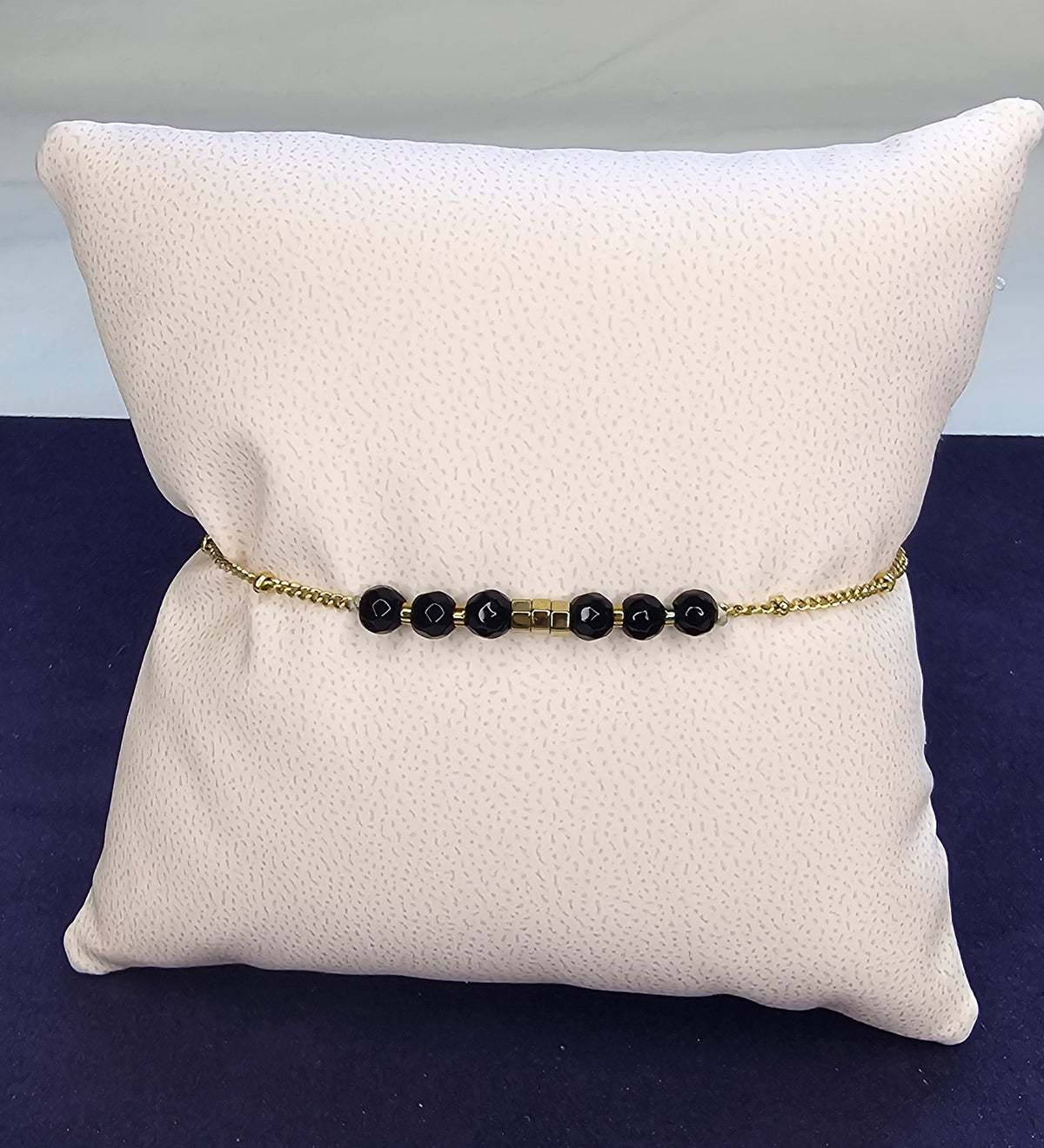 Bracelet Chaîne Dorée – Perles Noires Facettées & Bille Dorée Centrale