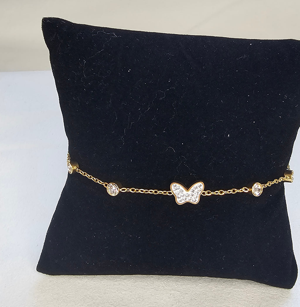 Bracelet fin doré avec papillon pavé strass central et oxydes de zirconium ronds serties sans nickel