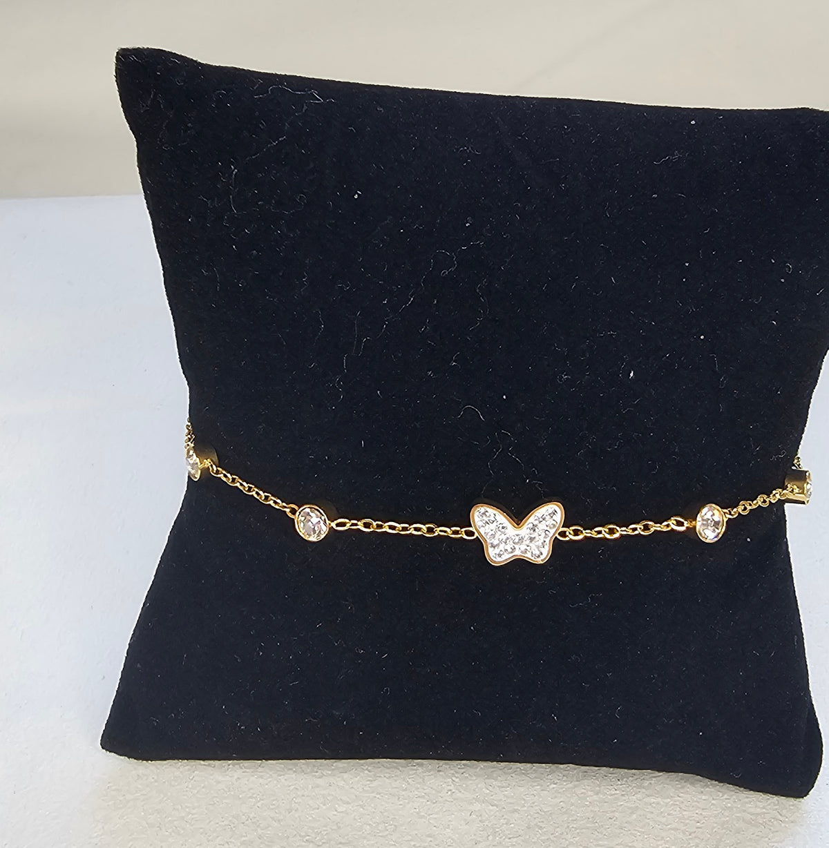 Bracelet fin doré avec papillon pavé strass central et oxydes de zirconium ronds serties sans nickel