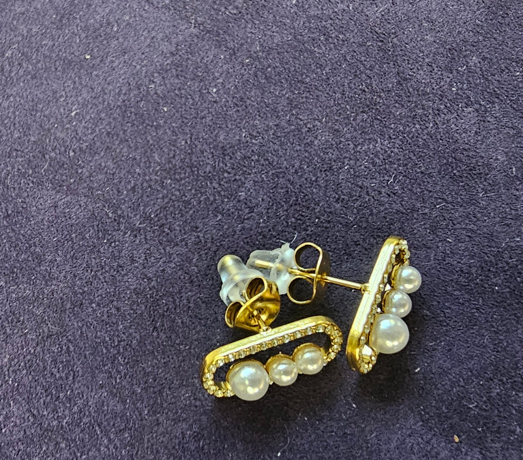 Boucles d'Oreilles Puces Triple Perles & Strass – Ovale Doré