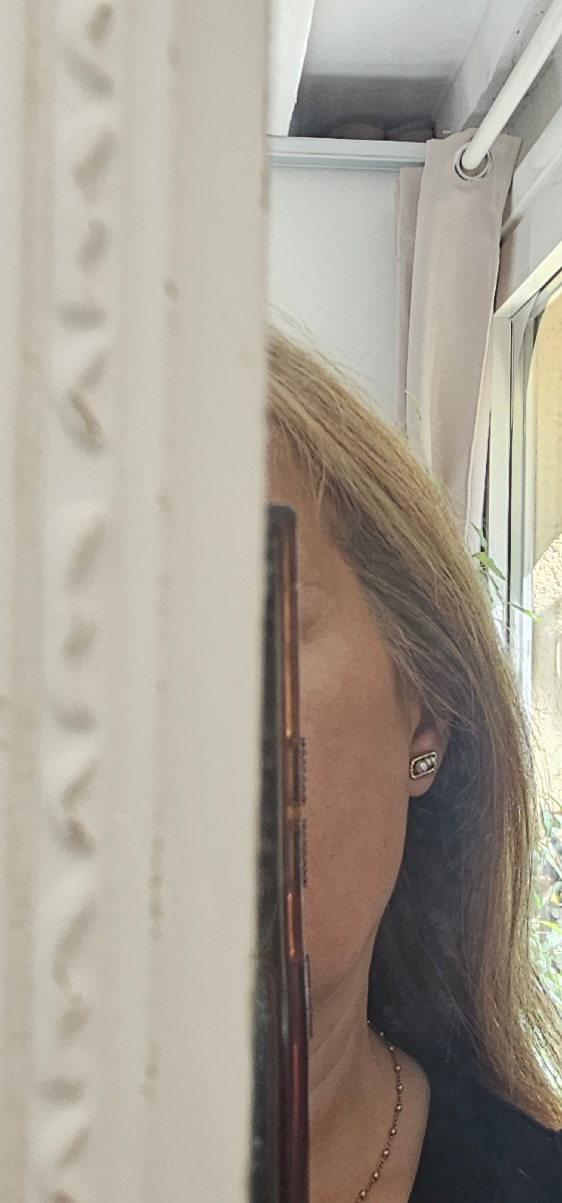 Boucles d'Oreilles Puces Triple Perles & Strass – Ovale Doré