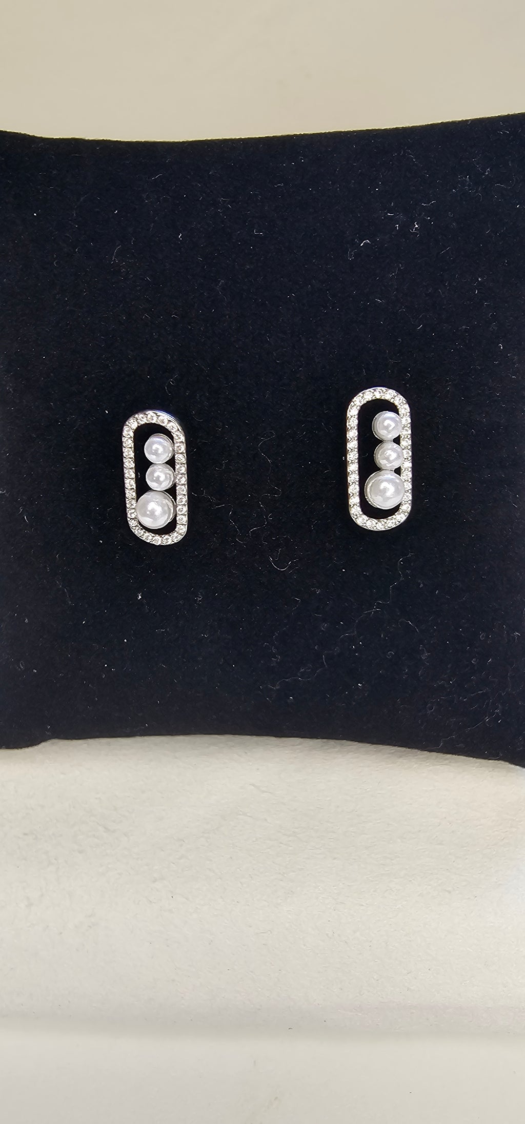 Boucles d'oreilles puces ovales argentées triple perles nacrées et strass