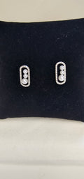 Boucles d'oreilles puces ovales argentées triple perles nacrées et strass