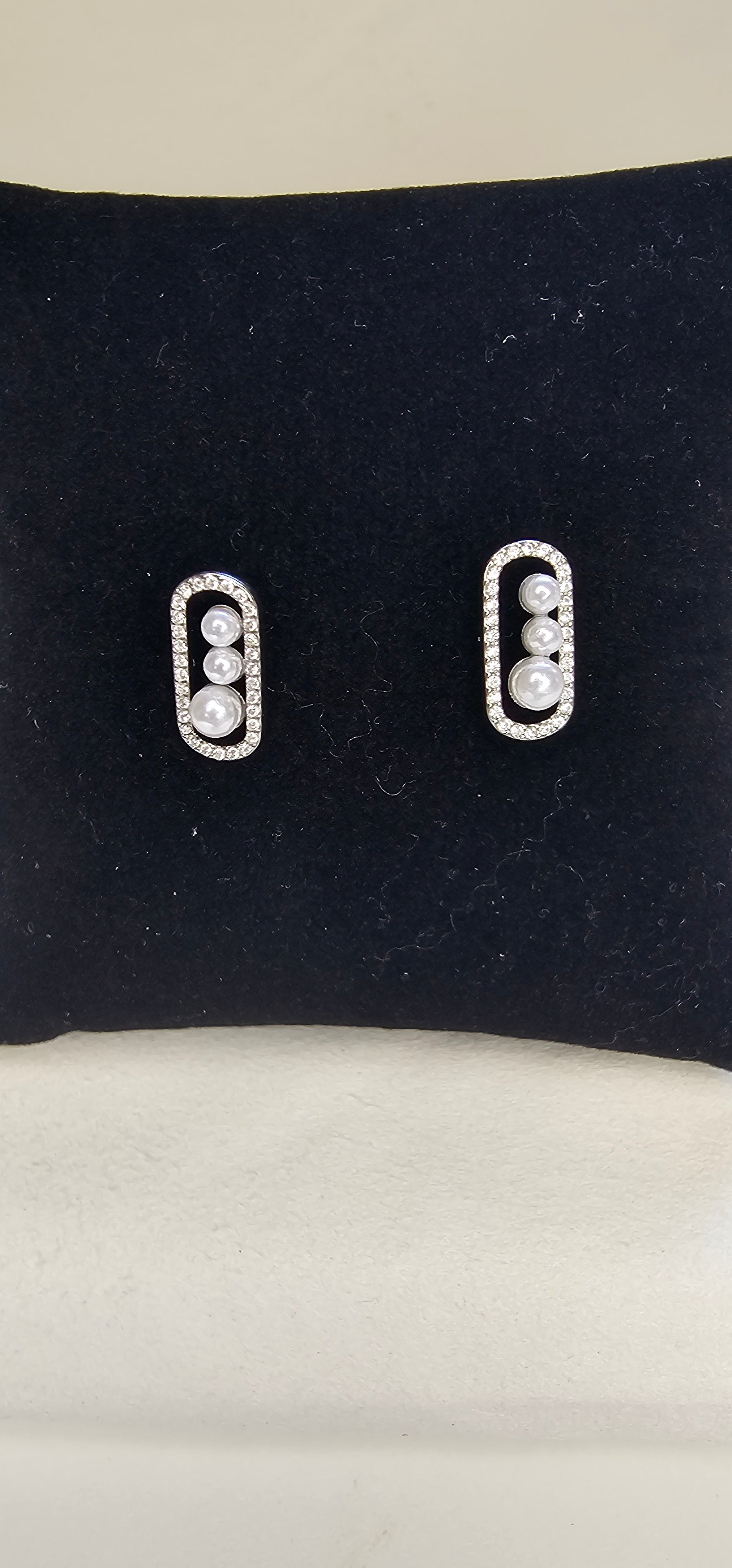 Boucles d'oreilles puces ovales argentées triple perles nacrées et strass