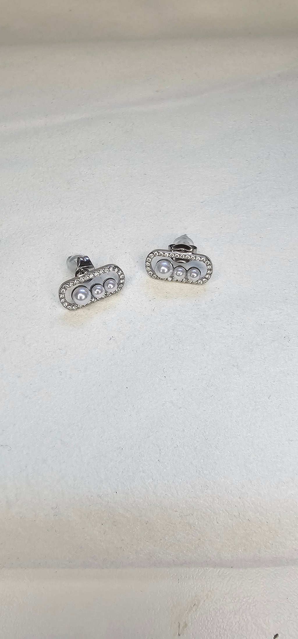 Boucles d'Oreilles Puces Triple Perles & Strass – Ovale Argenté