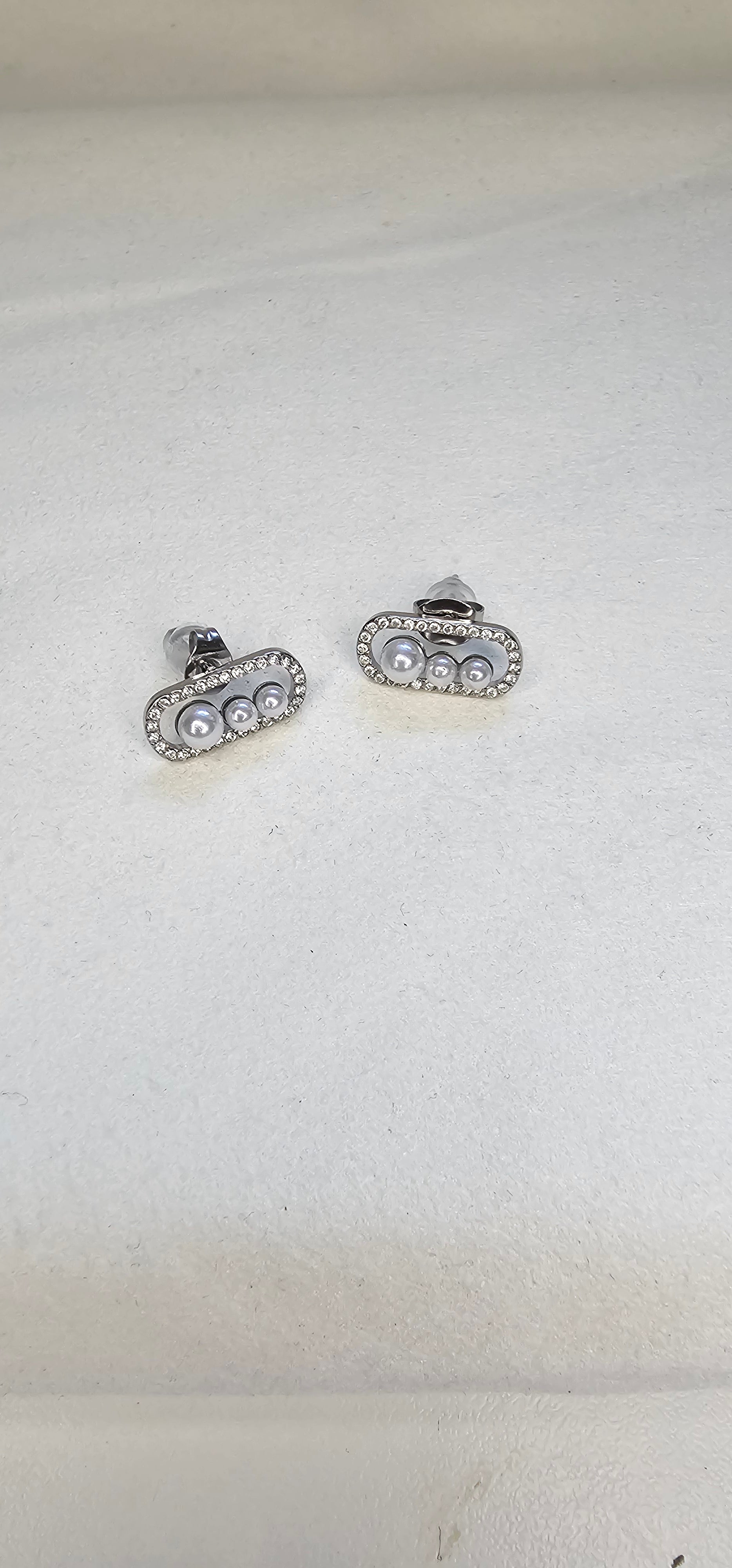 Boucles d'Oreilles Puces Triple Perles & Strass – Ovale Argenté