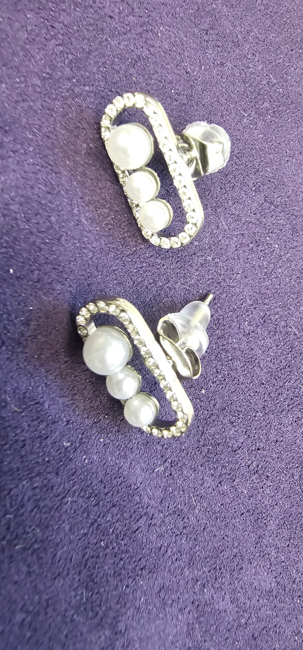 Boucles d'Oreilles Puces Triple Perles & Strass – Ovale Argenté