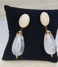 Boucles d'Oreilles Pendantes Cabochon Blanc & Goutte Cristal – Dorées