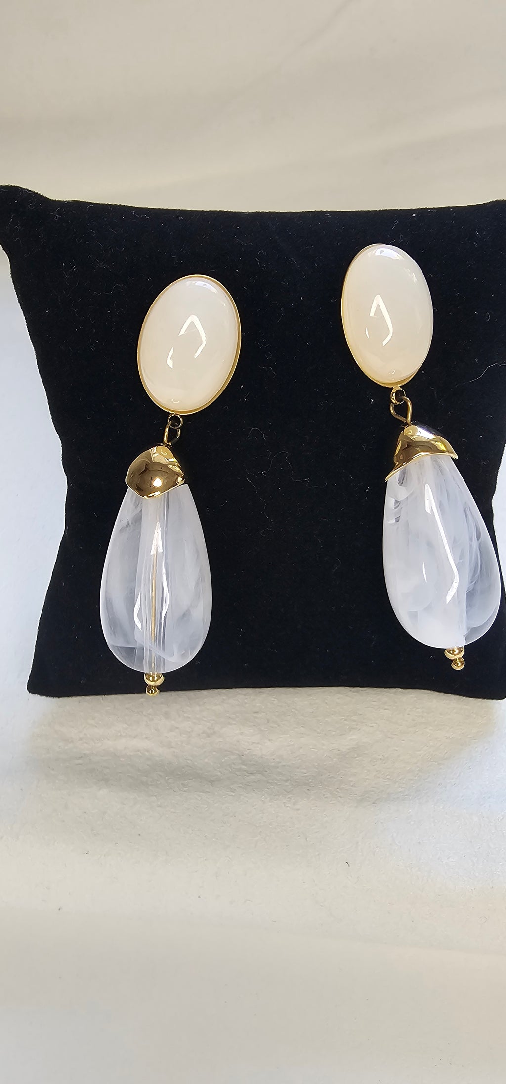 Boucles d'Oreilles Pendantes Cabochon Blanc & Goutte Cristal – Dorées