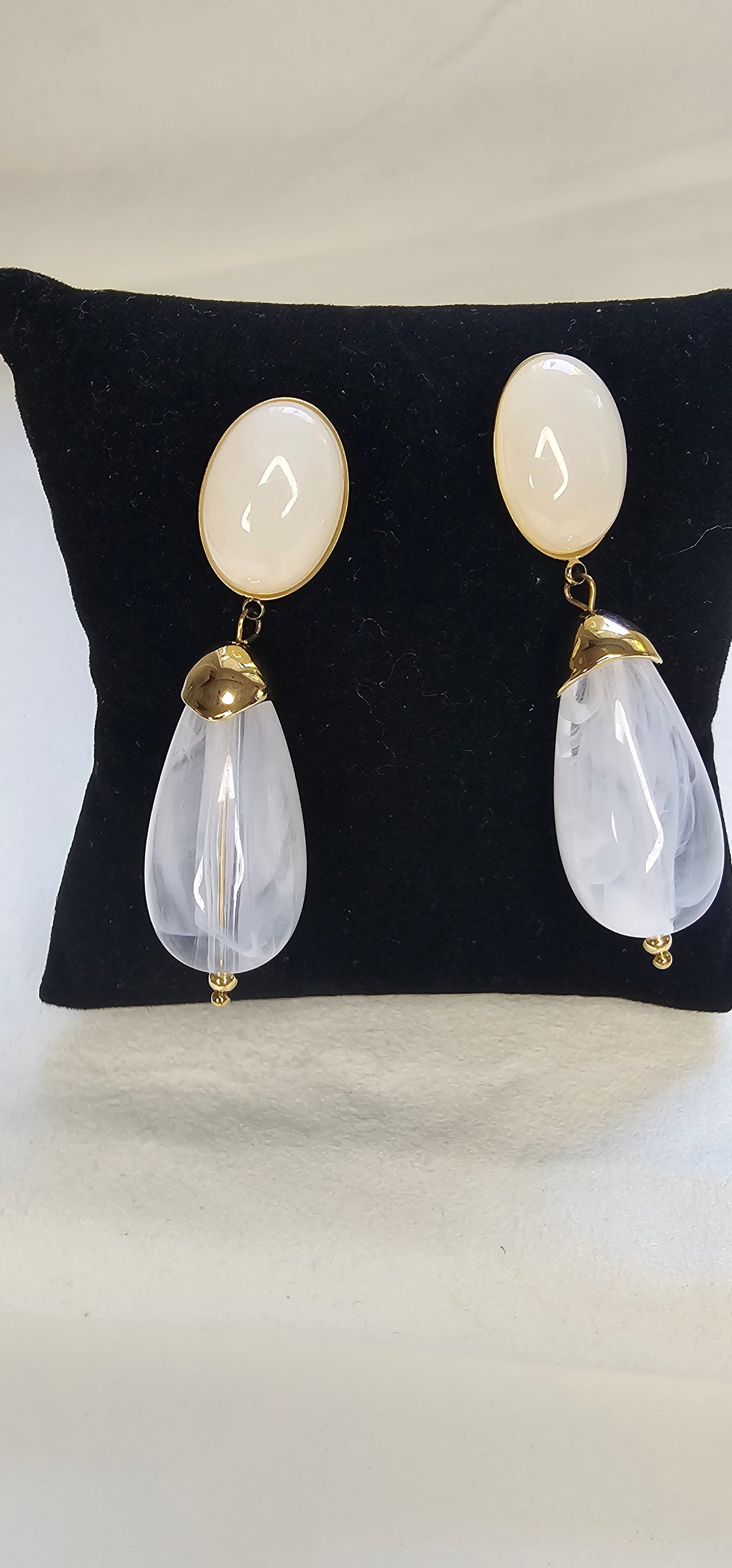 Boucles d'Oreilles Pendantes Cabochon Blanc & Goutte Cristal – Dorées