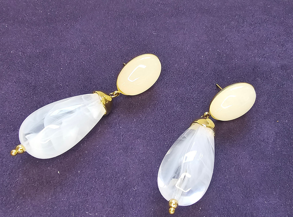 Boucles d'Oreilles Pendantes Cabochon Blanc & Goutte Cristal – Dorées