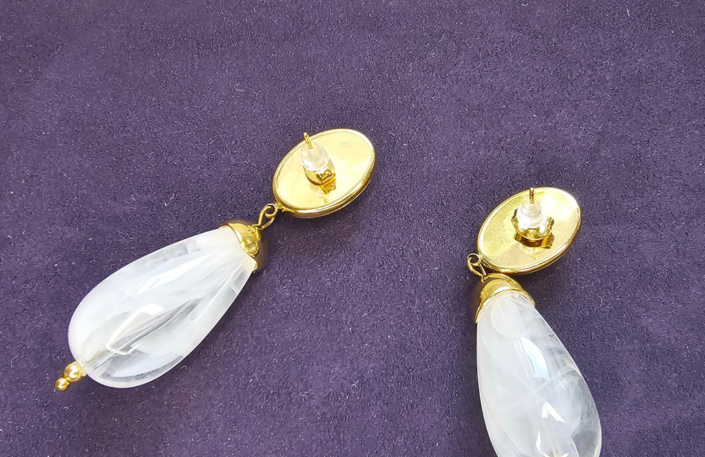 Boucles d'Oreilles Pendantes Cabochon Blanc & Goutte Cristal – Dorées