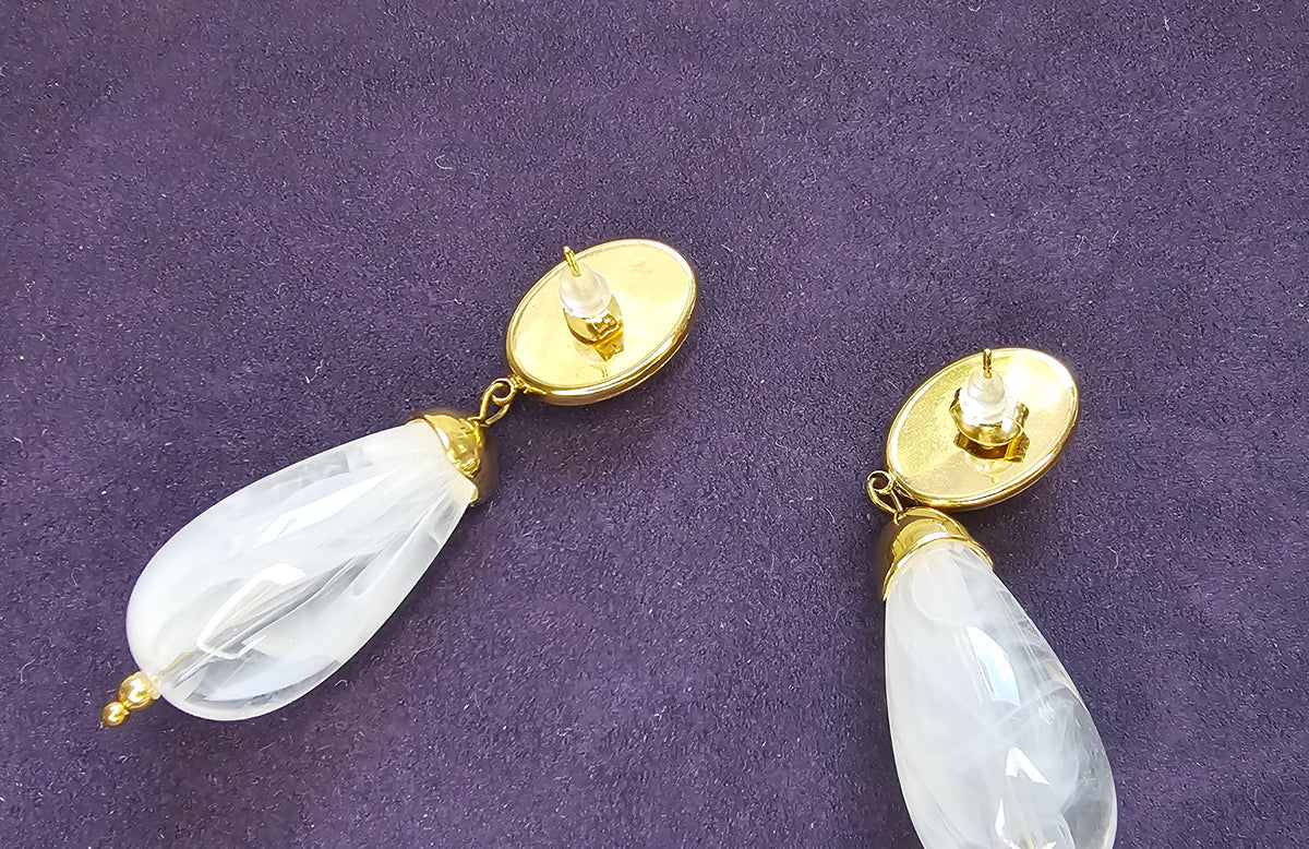 Boucles d'Oreilles Pendantes Cabochon Blanc & Goutte Cristal – Dorées