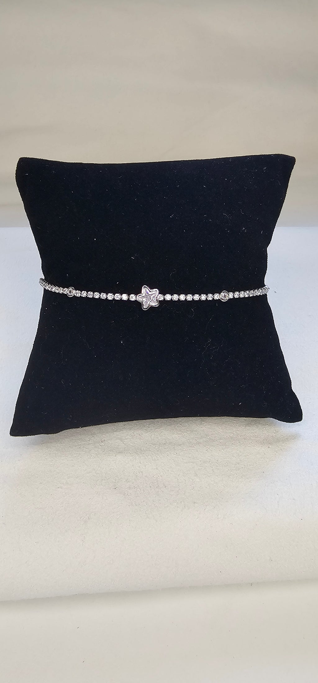 Bracelet tennis argenté pavé strass avec étoile centrale en strass sans nickel
