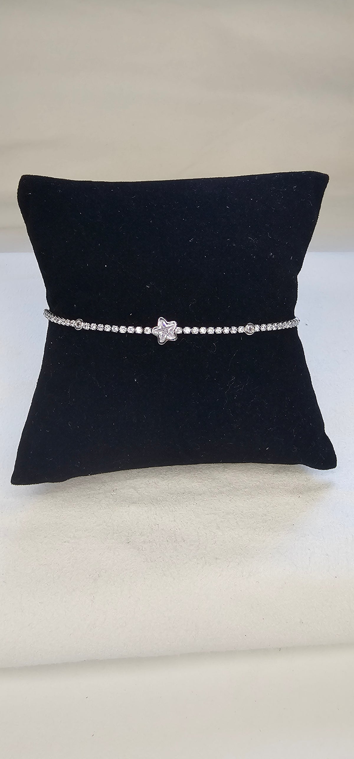 Bracelet tennis argenté pavé strass avec étoile centrale en strass sans nickel
