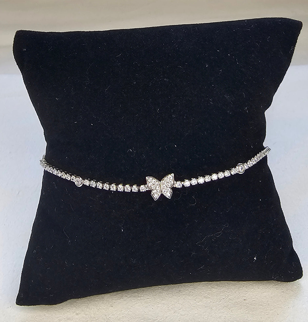 Bracelet tennis argenté pavé strass avec papillon central et oxydes de zirconium sans nickel