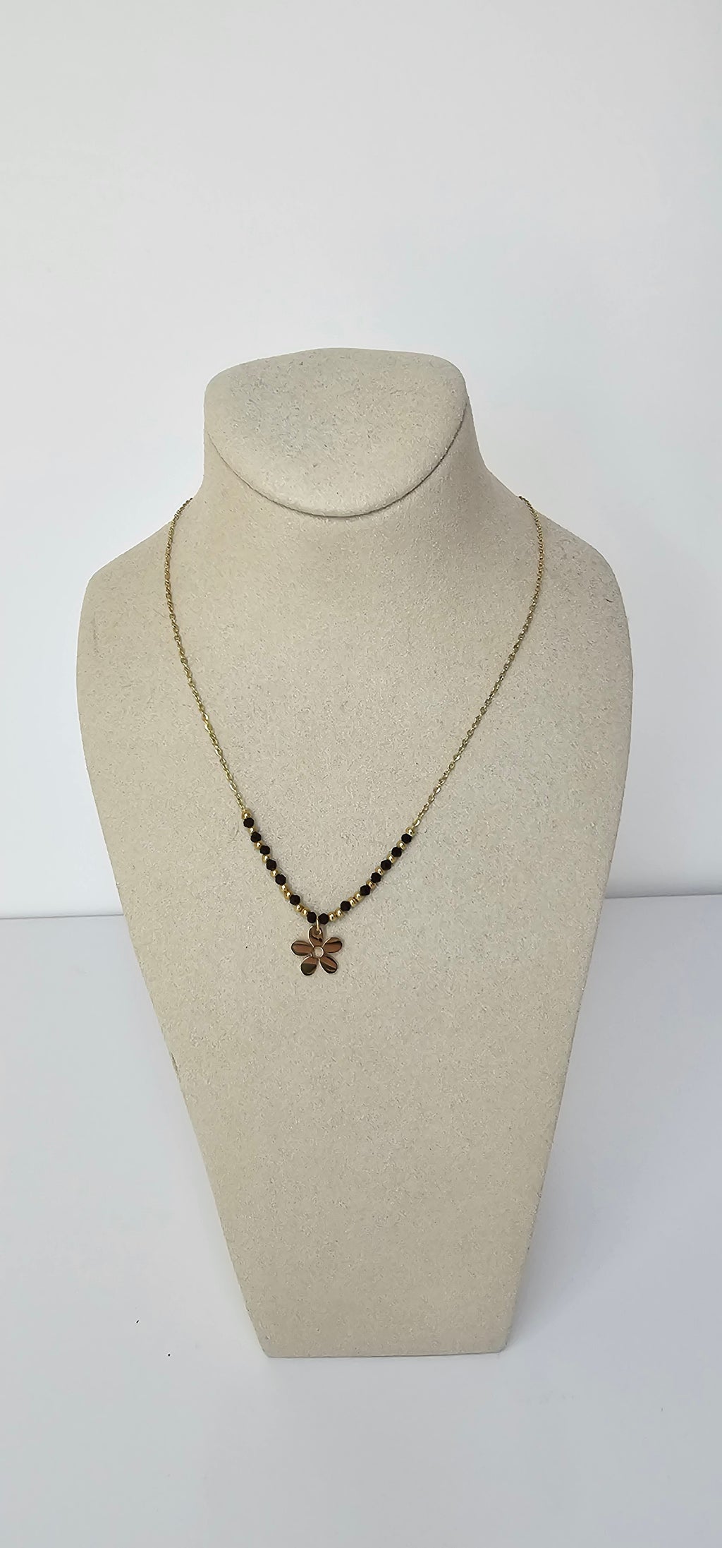 Collier Pendentif Fleur Dorée & Perles Noires – Chaîne Fine Dorée