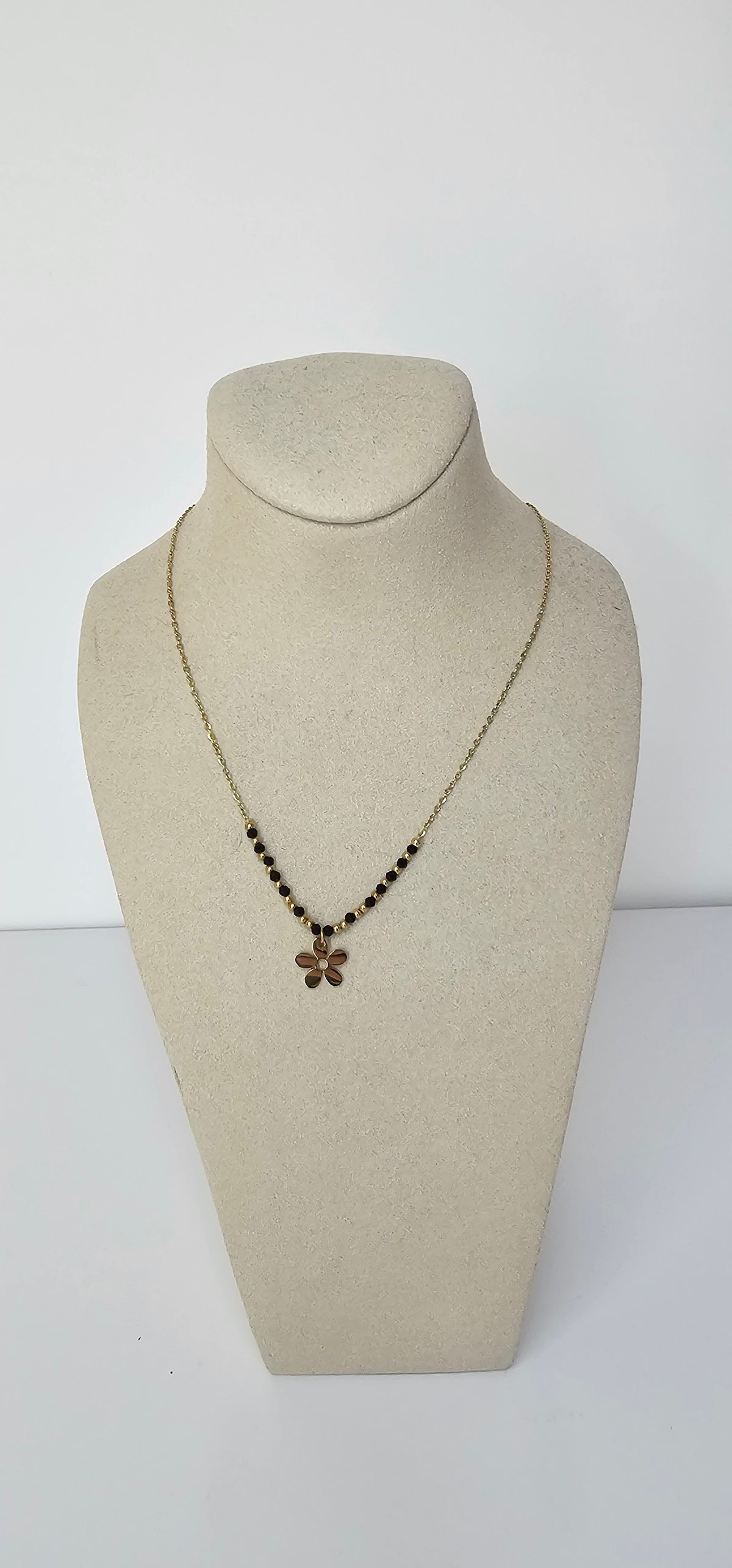 Collier Pendentif Fleur Dorée & Perles Noires – Chaîne Fine Dorée