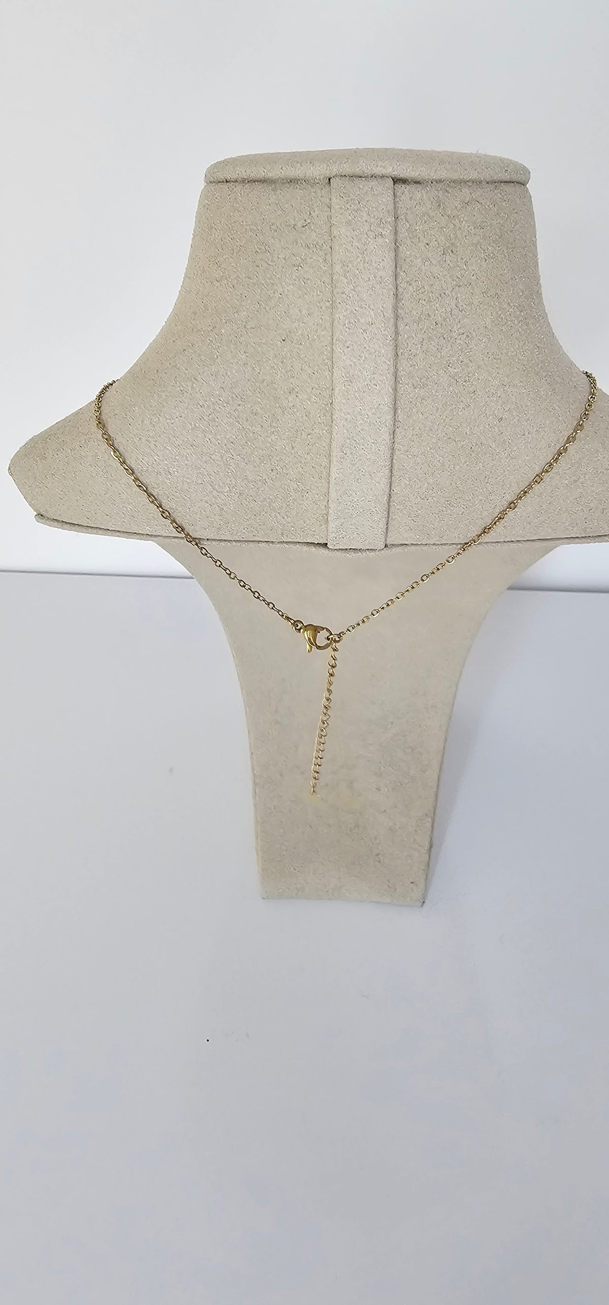 Collier Pendentif Fleur Dorée & Perles Noires – Chaîne Fine Dorée