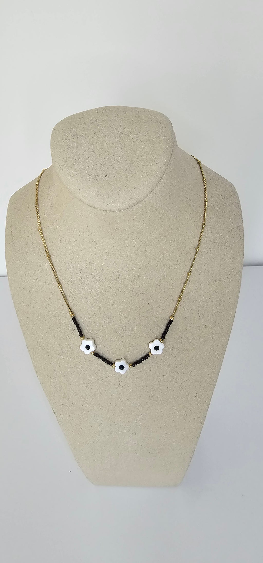 Collier Trio Fleurs Blanches & Perles Noires – Chaîne Dorée Délicate