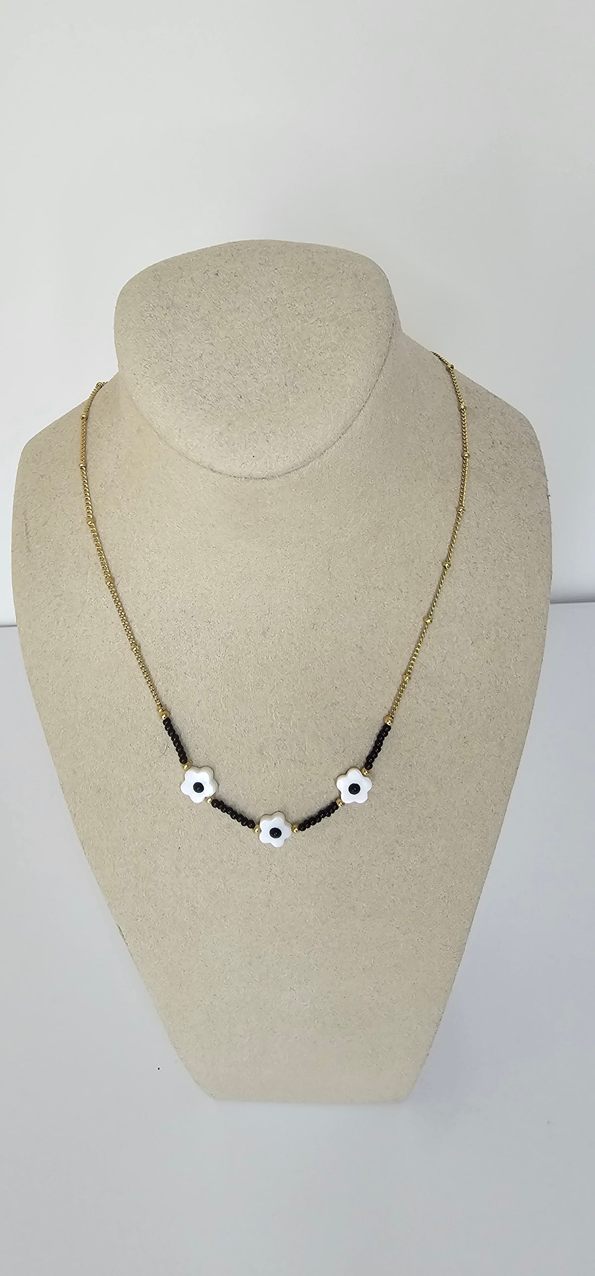 Collier Trio Fleurs Blanches & Perles Noires – Chaîne Dorée Délicate