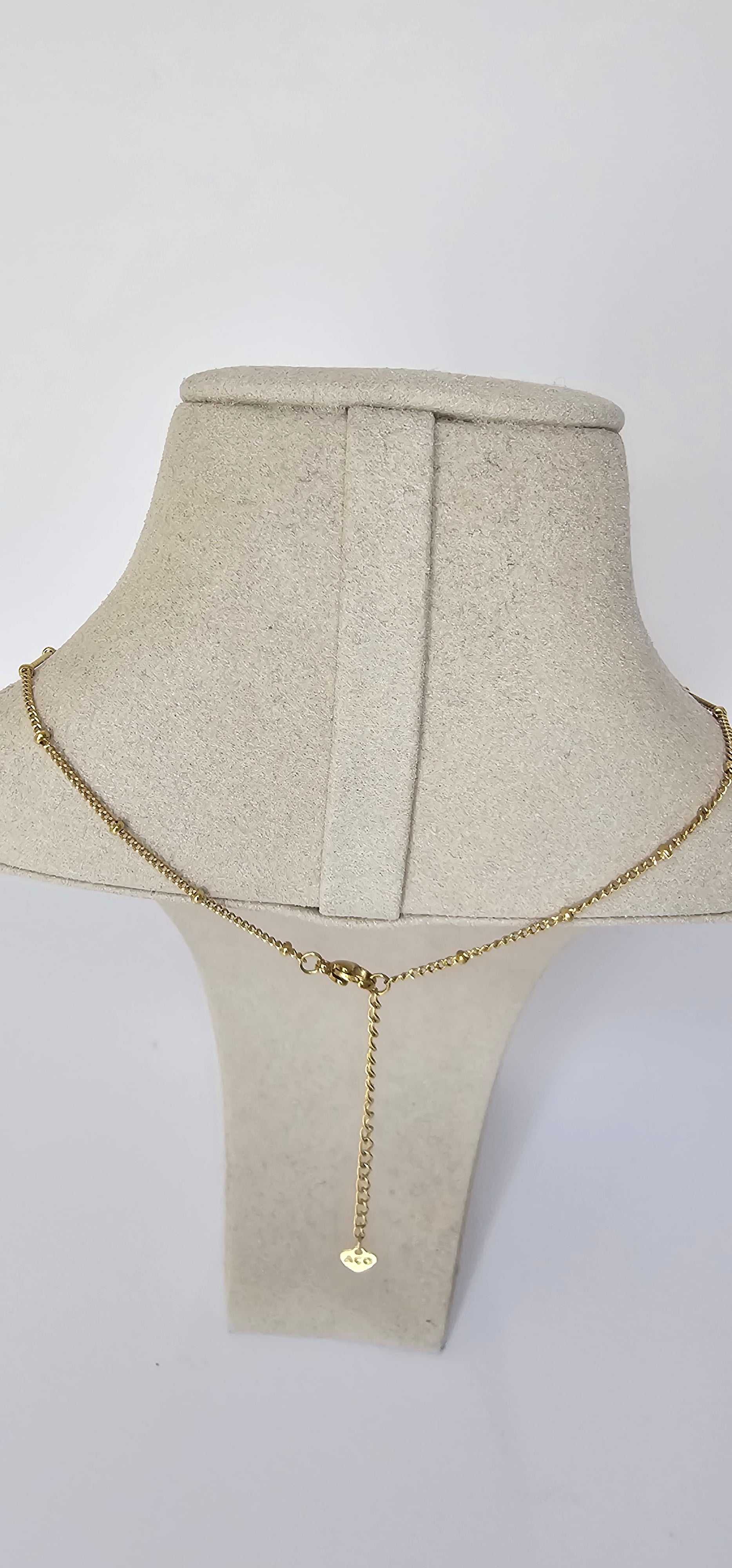 Collier Trio Fleurs Blanches & Perles Noires – Chaîne Dorée Délicate
