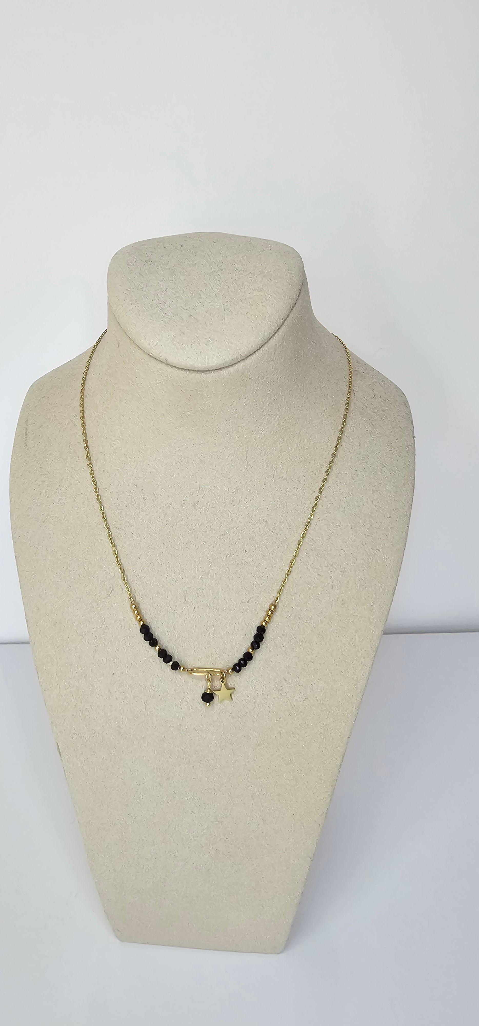 Collier Épingle Étoiles Dorées & Perles Noires – Chaîne Fine Délicate