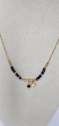 Collier épingle étoiles dorées et cristaux noirs sur chaîne fine dorée