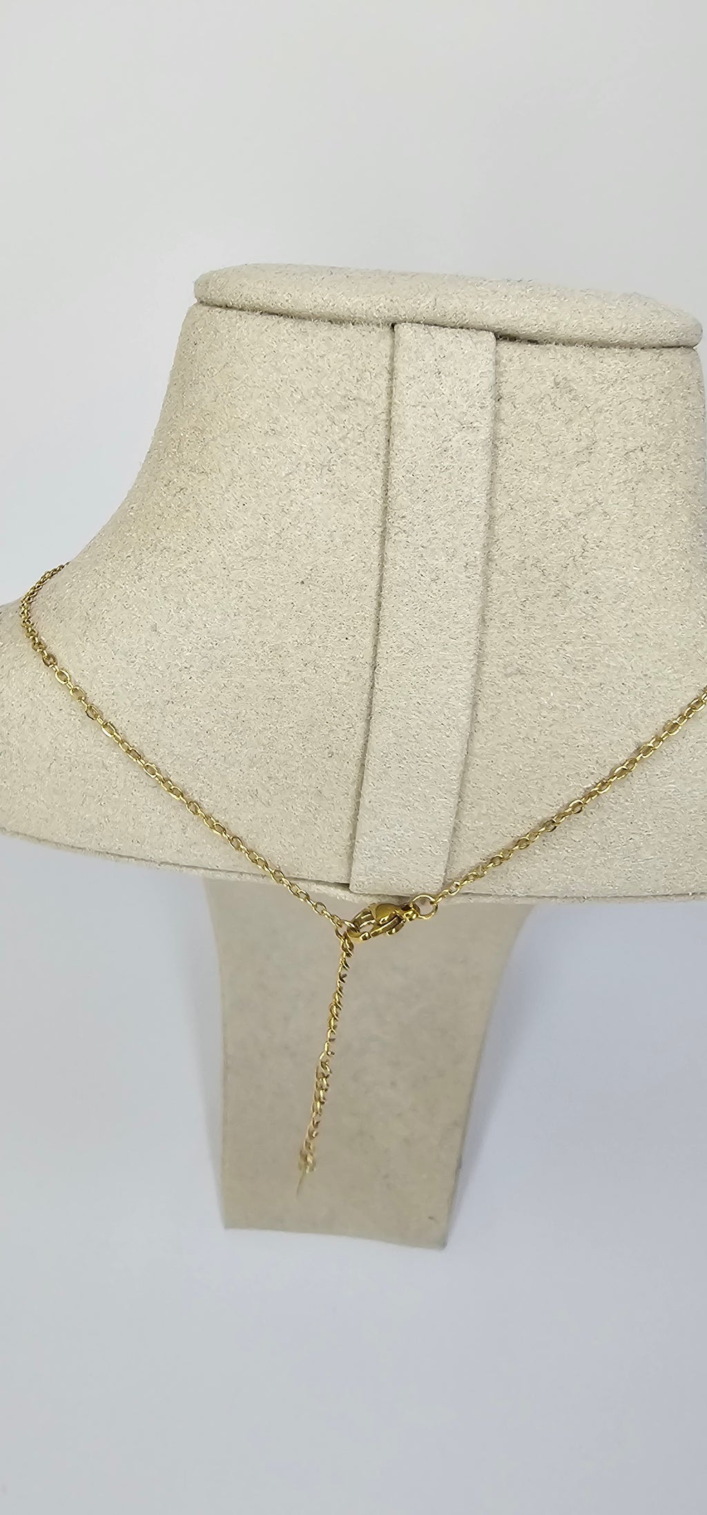 Collier Épingle Étoiles Dorées & Perles Noires – Chaîne Fine Délicate