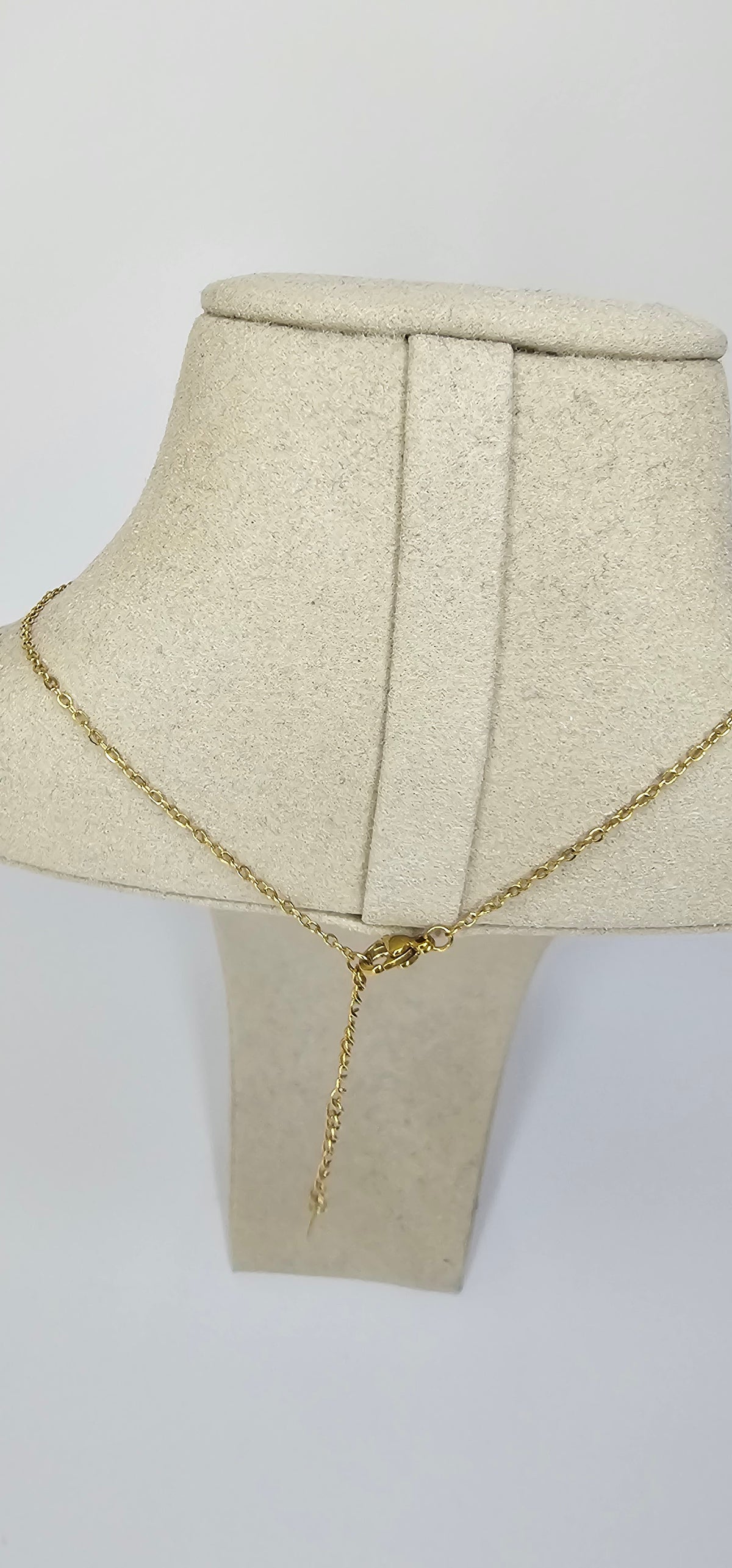 Collier Épingle Étoiles Dorées & Perles Noires – Chaîne Fine Délicate