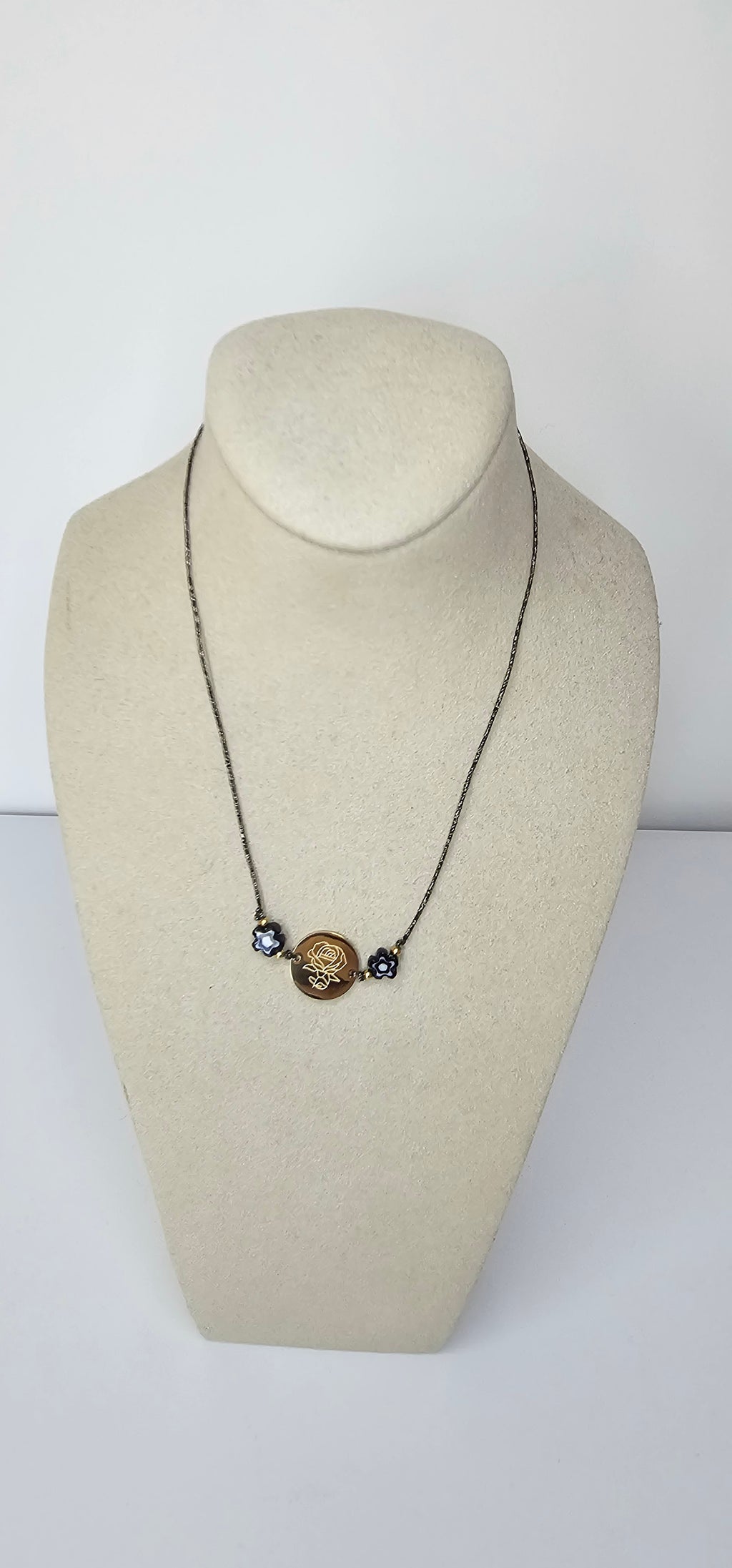 Collier Médaillon Rose Gravée & Fleurs Noires – Attache fil Anthracite Subtile