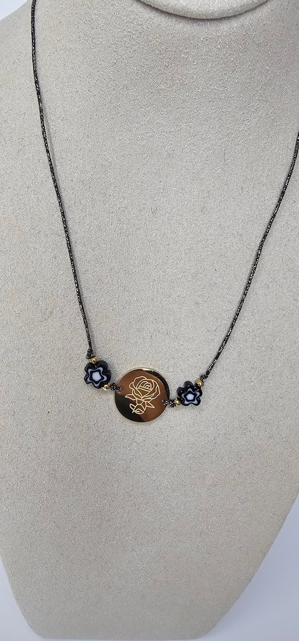 Collier médaillon doré rose gravée avec fleurs noires sur chaîne anthracite