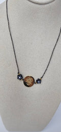 Collier médaillon doré rose gravée avec fleurs noires sur chaîne anthracite