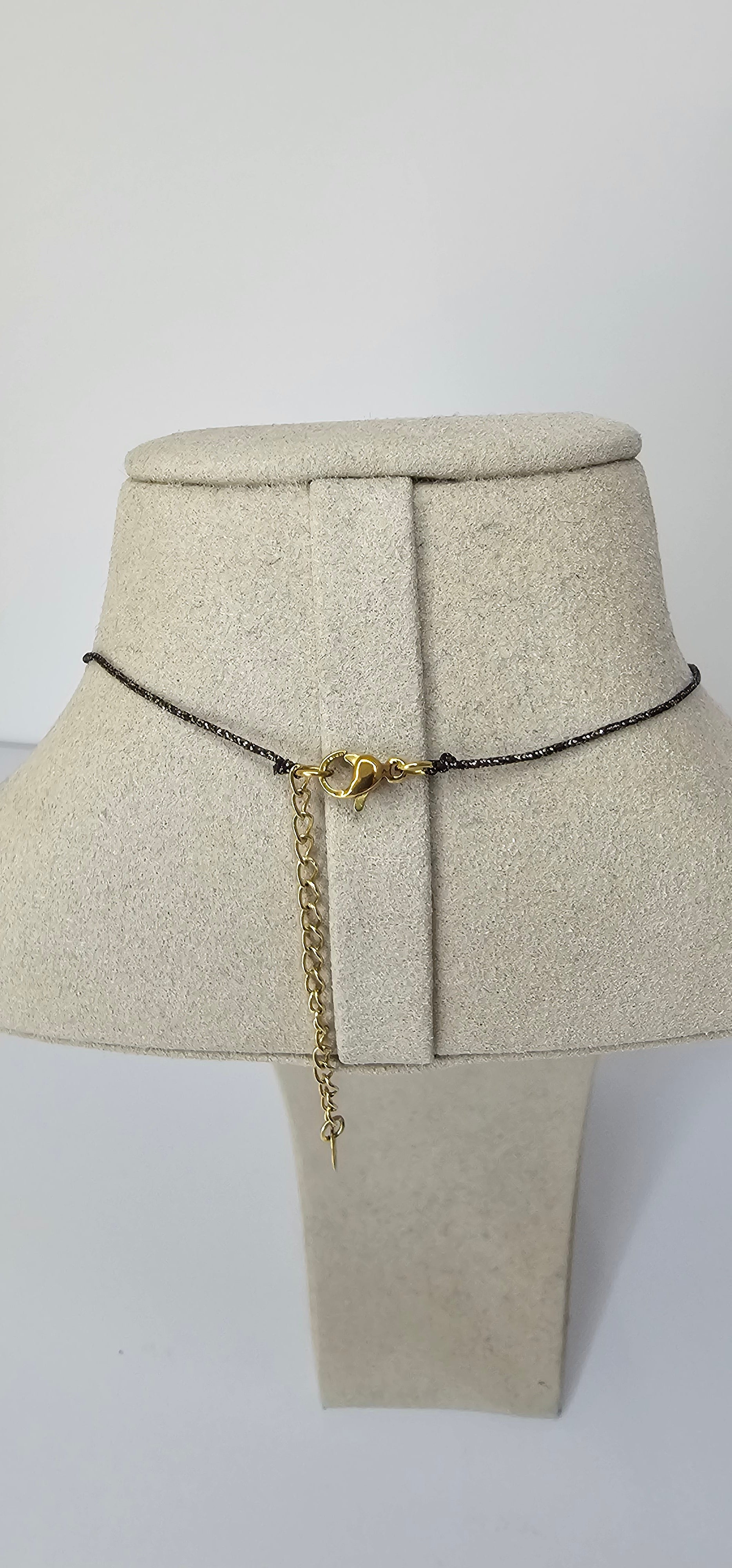 Collier Médaillon Rose Gravée & Fleurs Noires – Attache fil Anthracite Subtile