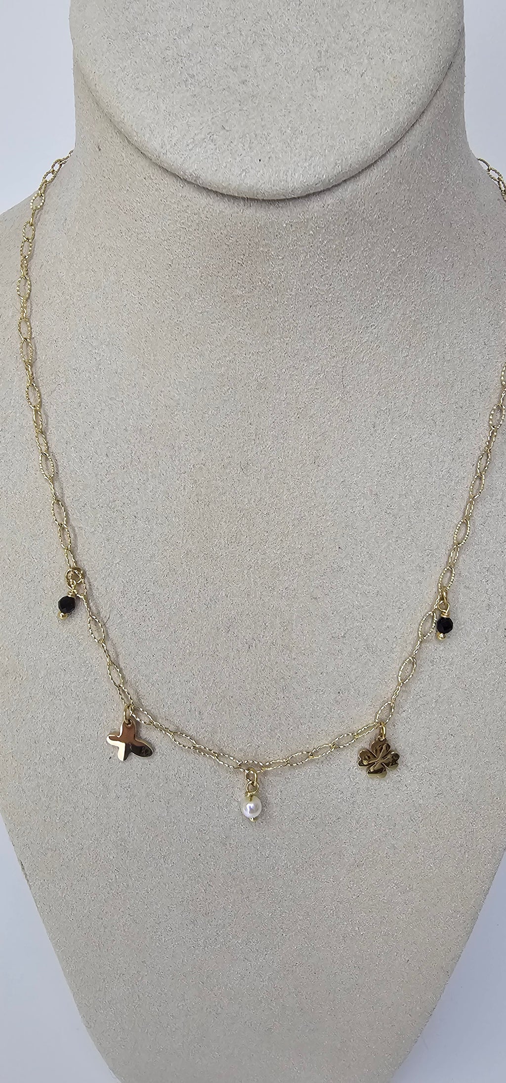 Collier charms croix trèfle et perle sur chaîne fine dorée