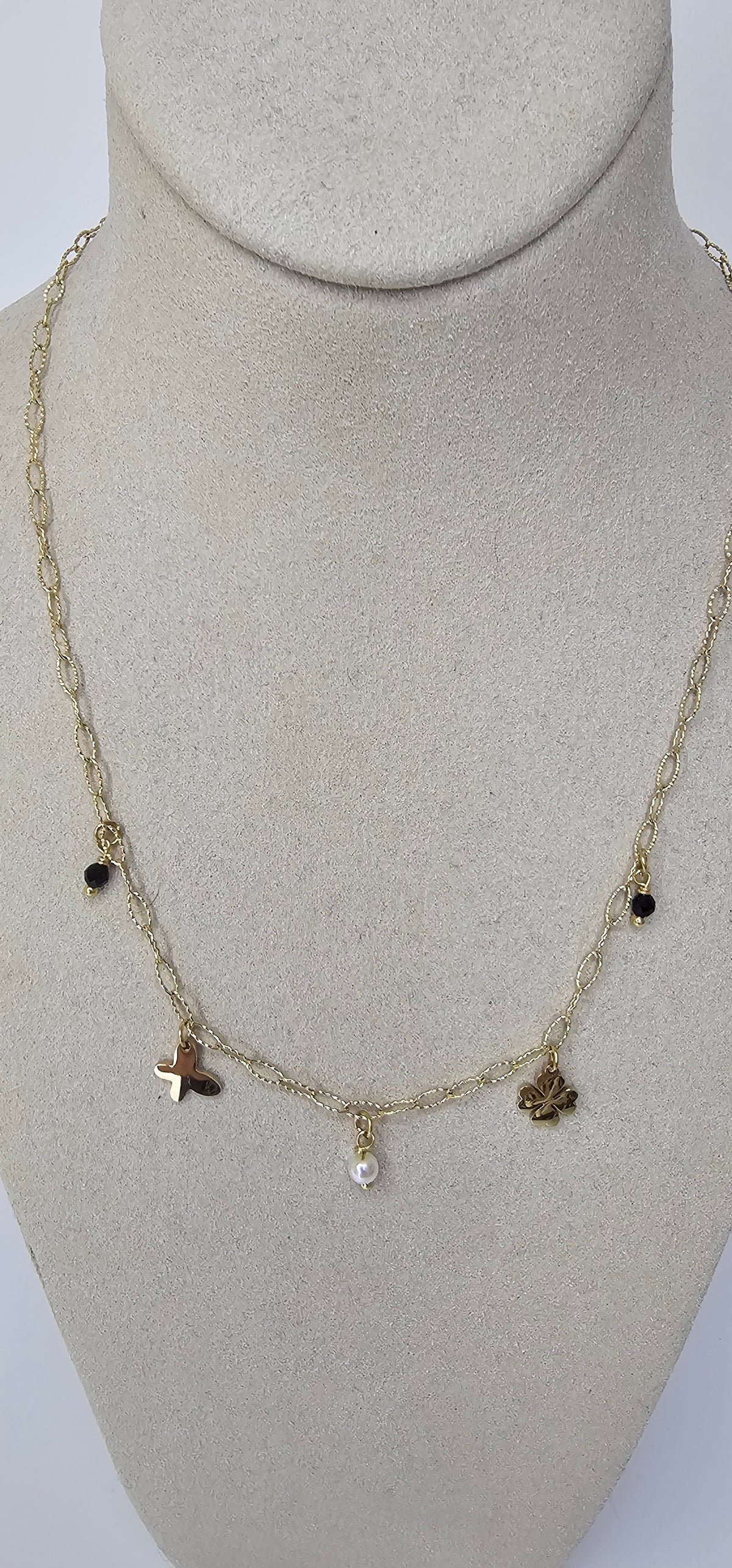 Collier charms croix trèfle et perle sur chaîne fine dorée