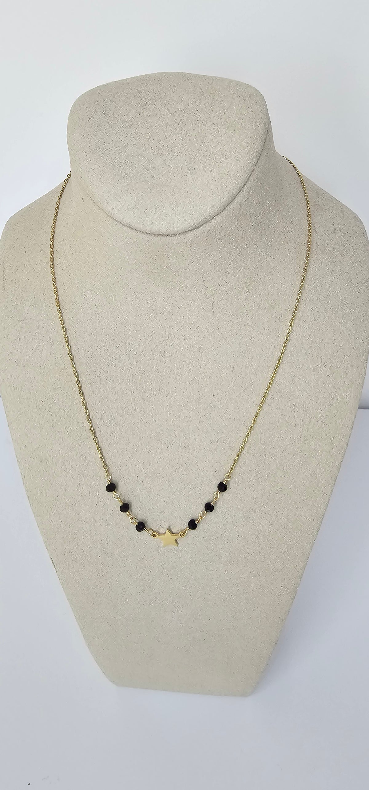 Collier Étoile Dorée & Cristaux Noirs – Chaîne Fine Lumineuse