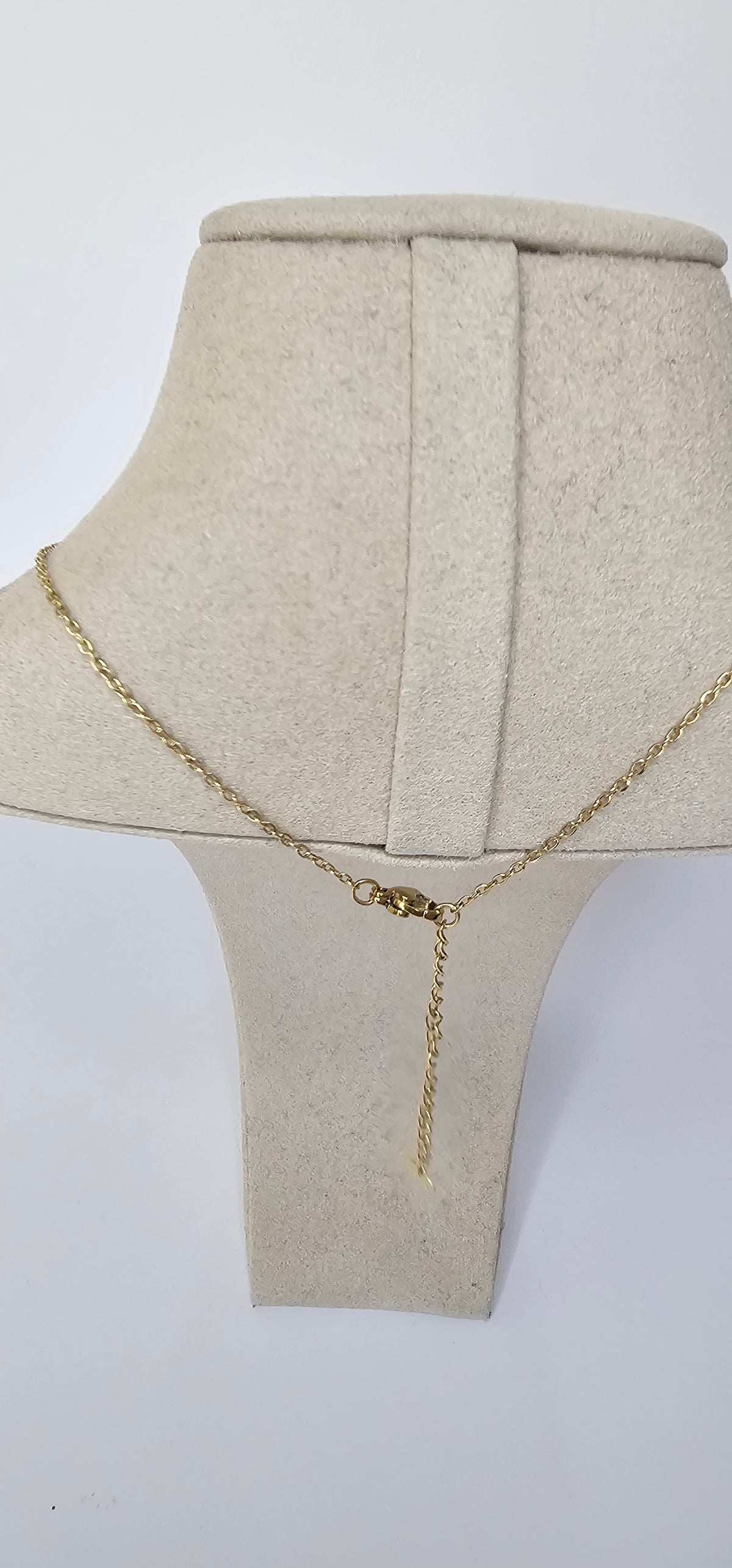 Collier Étoile Dorée & Cristaux Noirs – Chaîne Fine Lumineuse