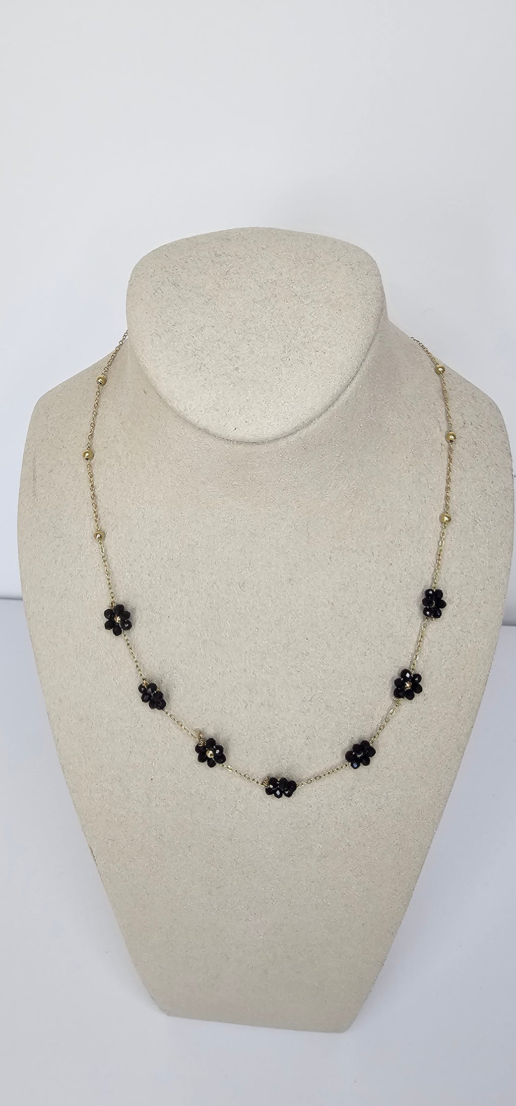 Collier Multiples Fleurs en Perles Noirs – Chaîne Dorée Satinée
