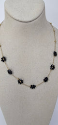 Collier multiples fleurs en cristaux noirs sur chaîne dorée
