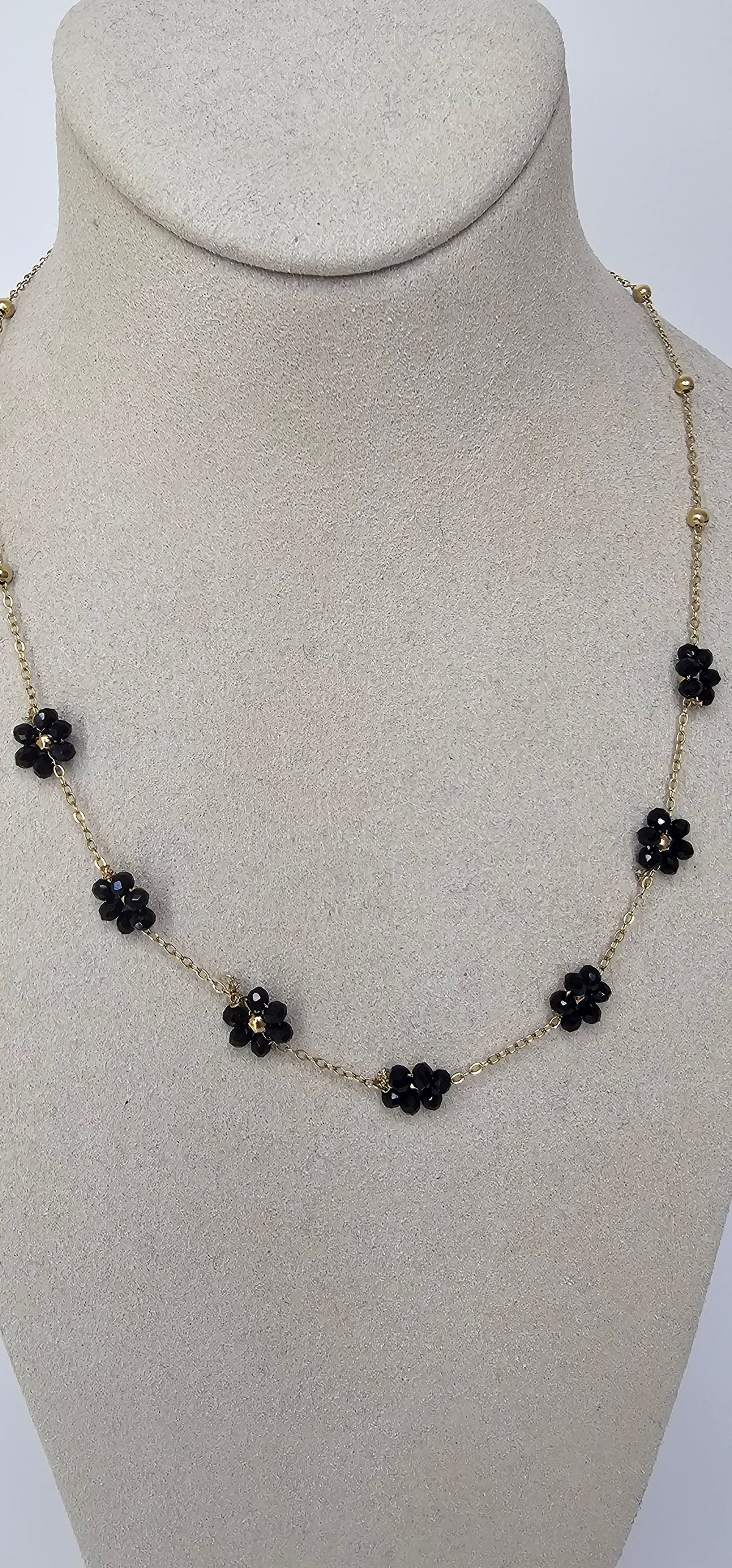 Collier multiples fleurs en cristaux noirs sur chaîne dorée