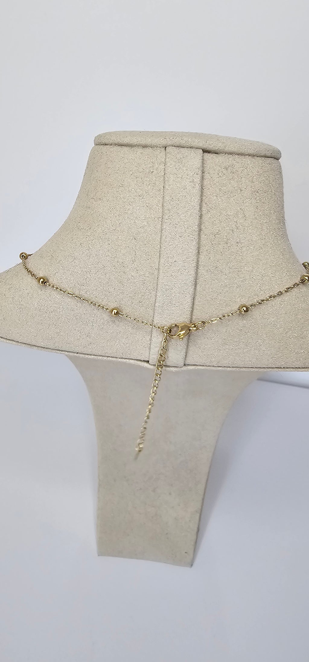 Collier Multiples Fleurs en Perles Noirs – Chaîne Dorée Satinée