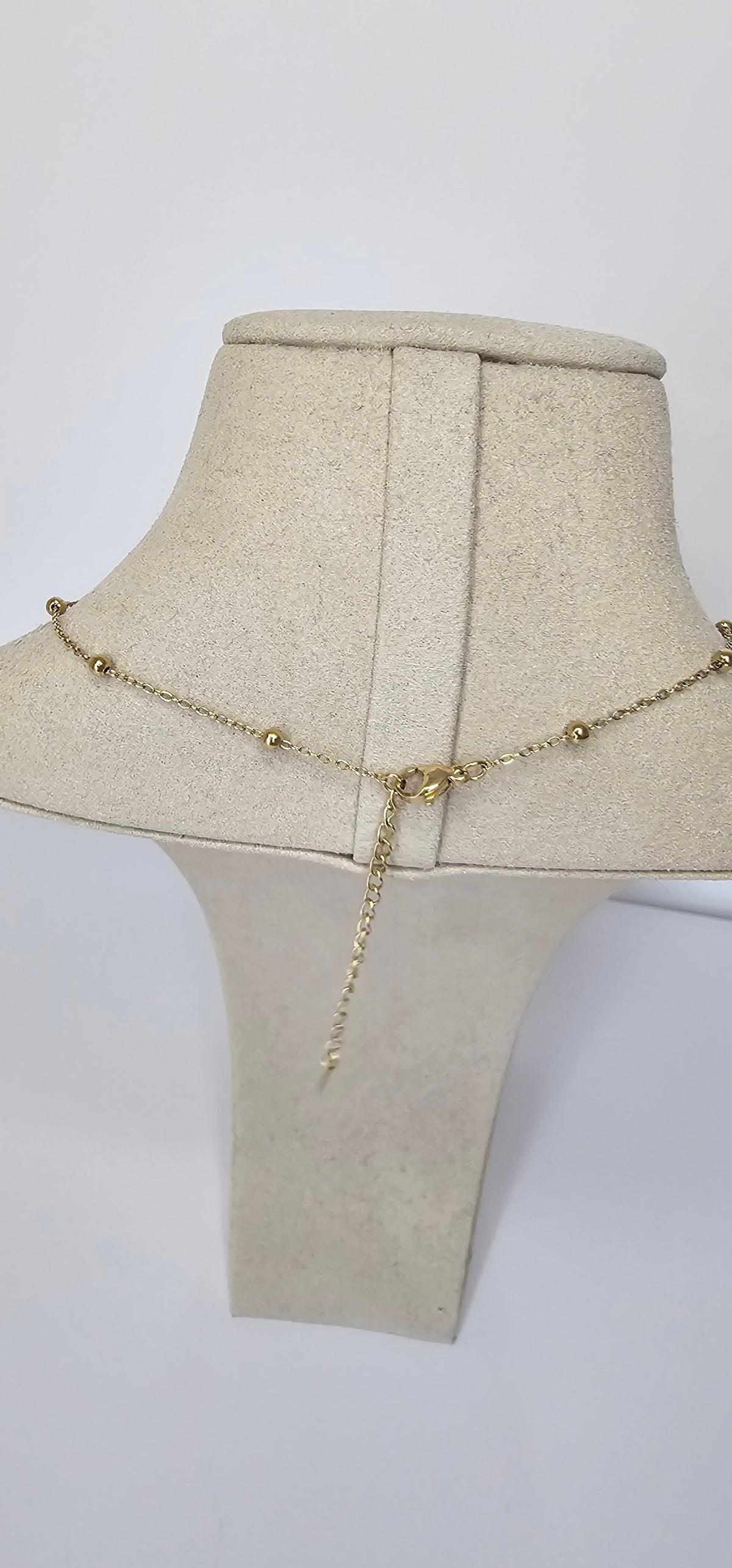 Collier Multiples Fleurs en Perles Noirs – Chaîne Dorée Satinée