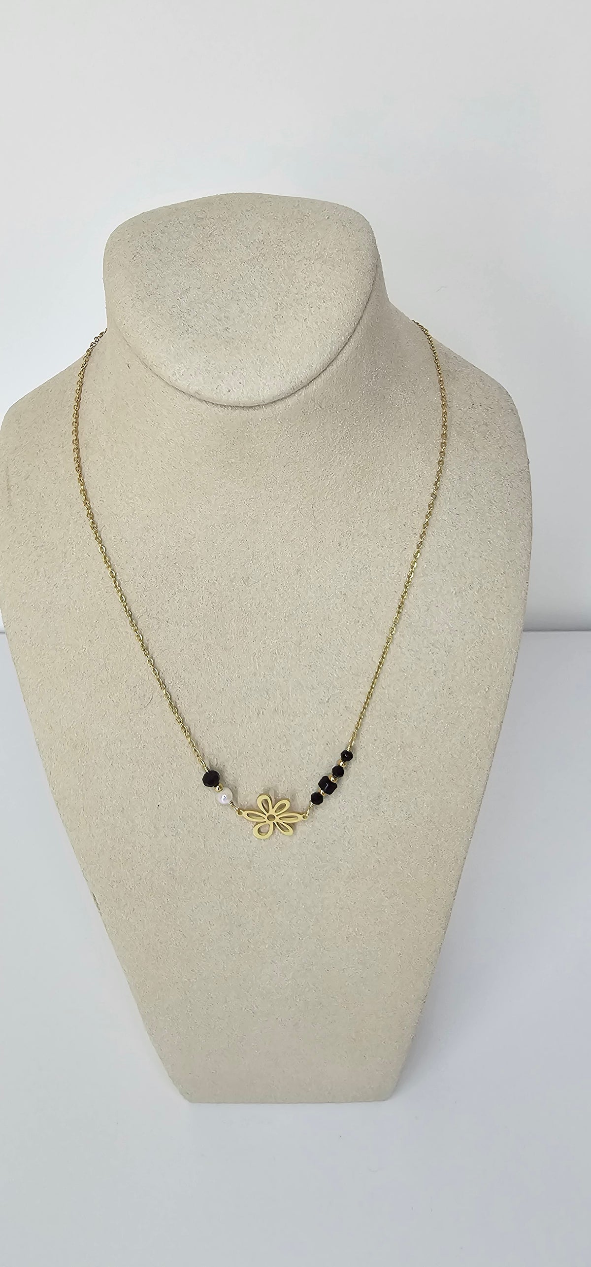 Collier Fleur Dorée Évidée, Perles Noires & Perle Blanche – Chaîne Fine Dorée