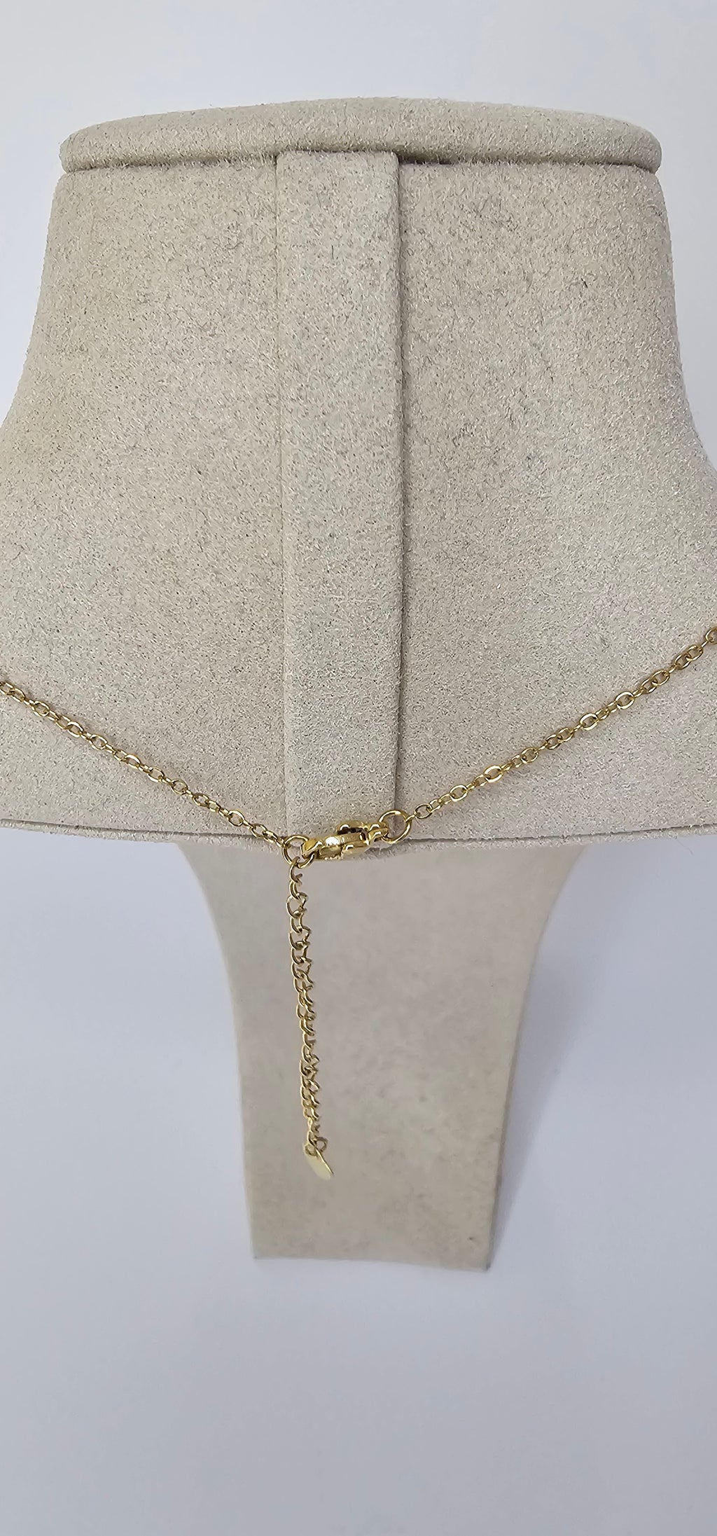 Collier Fleur Dorée Évidée, Perles Noires & Perle Blanche – Chaîne Fine Dorée