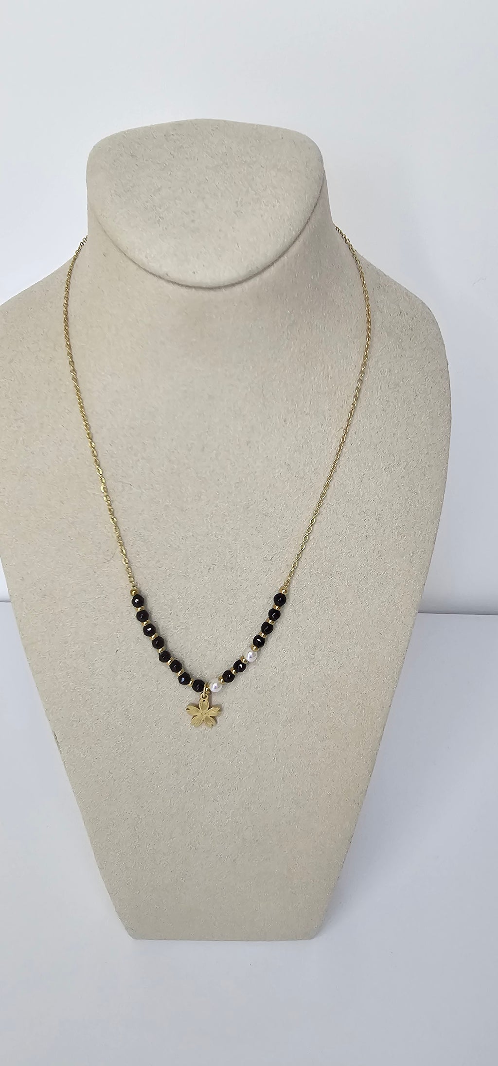 Collier Perles Noires & Fleur Dorée – Style Chic & Contrasté