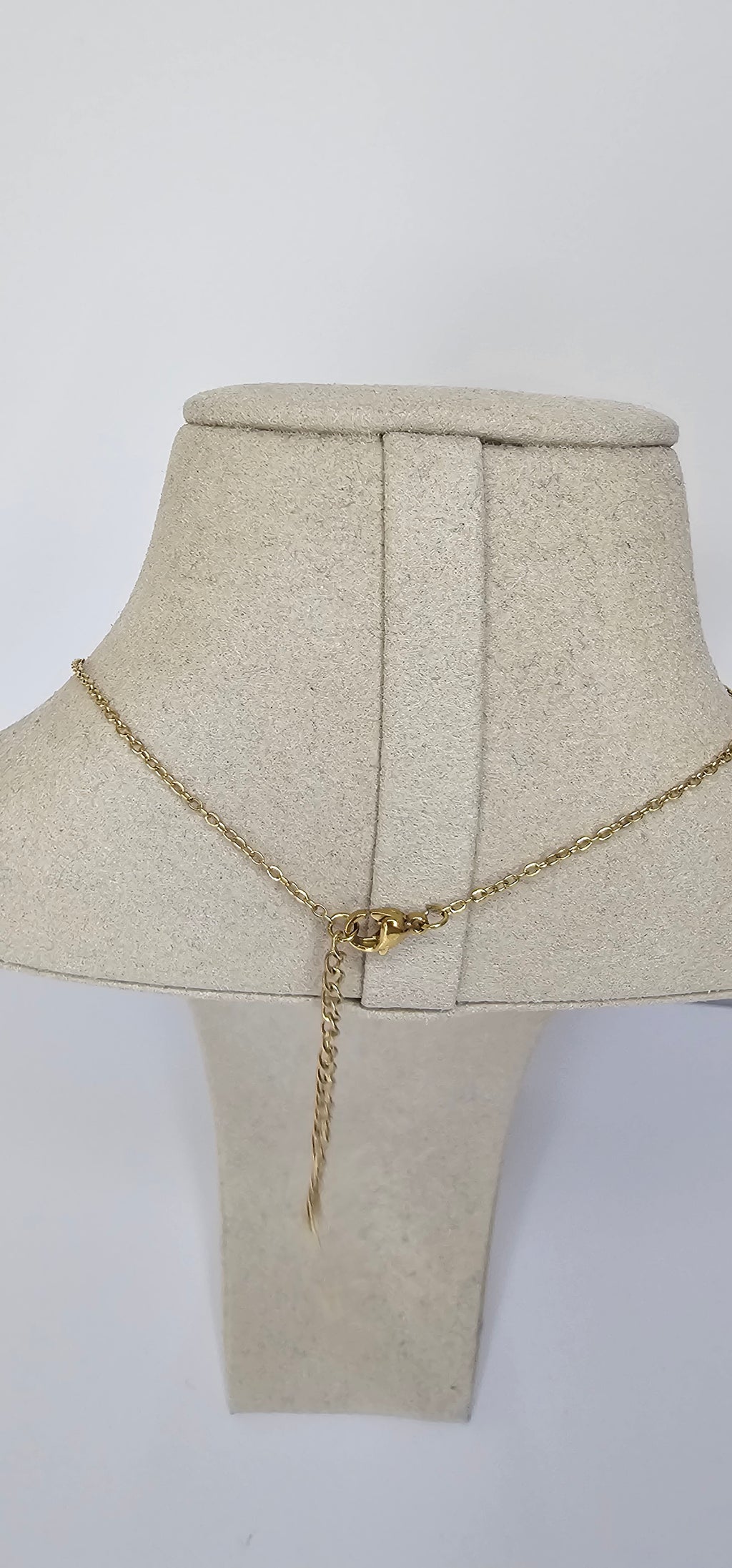 Collier Perles Noires & Fleur Dorée – Style Chic & Contrasté