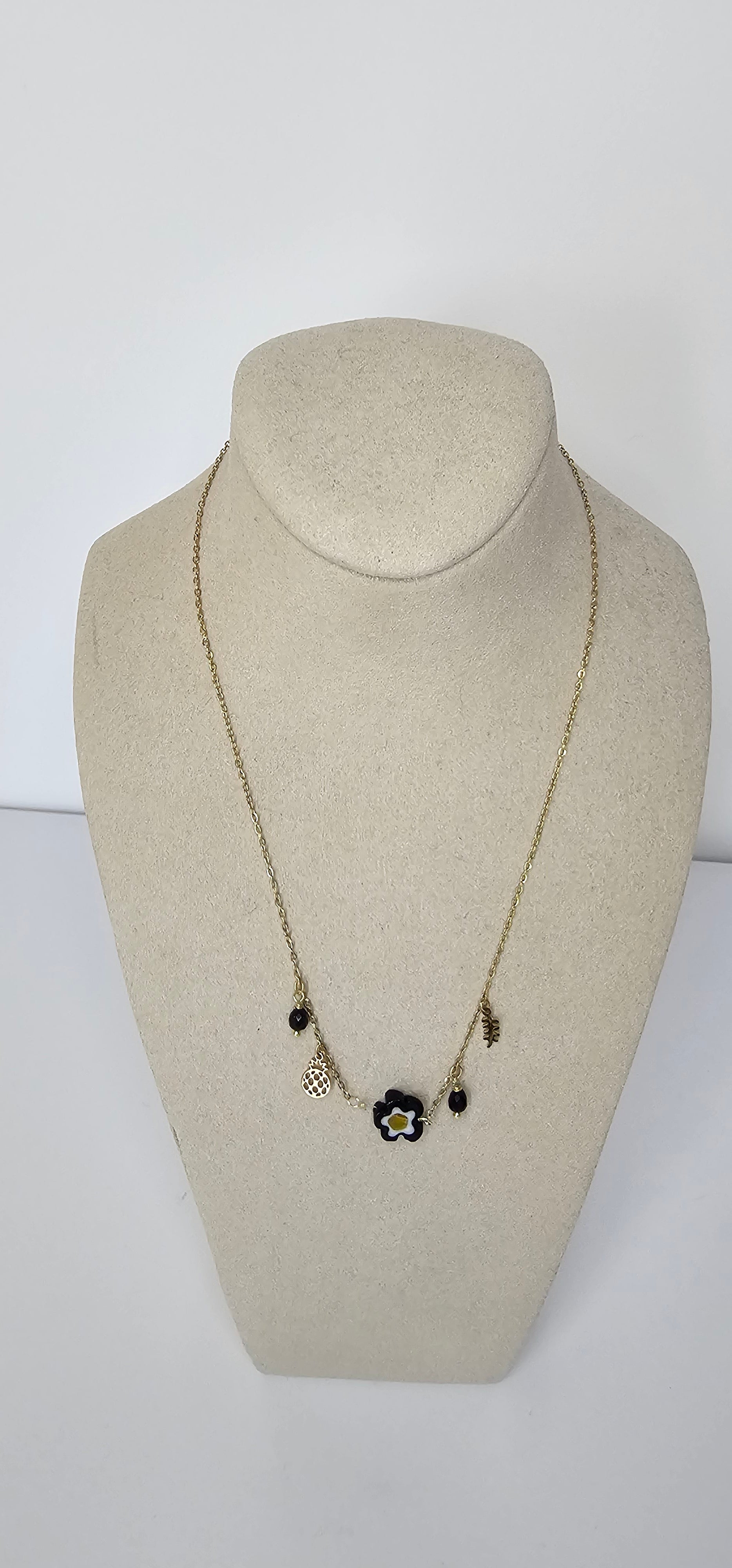 Collier Charms Fleur Noire & Dorée – Chaîne Fine Délicate