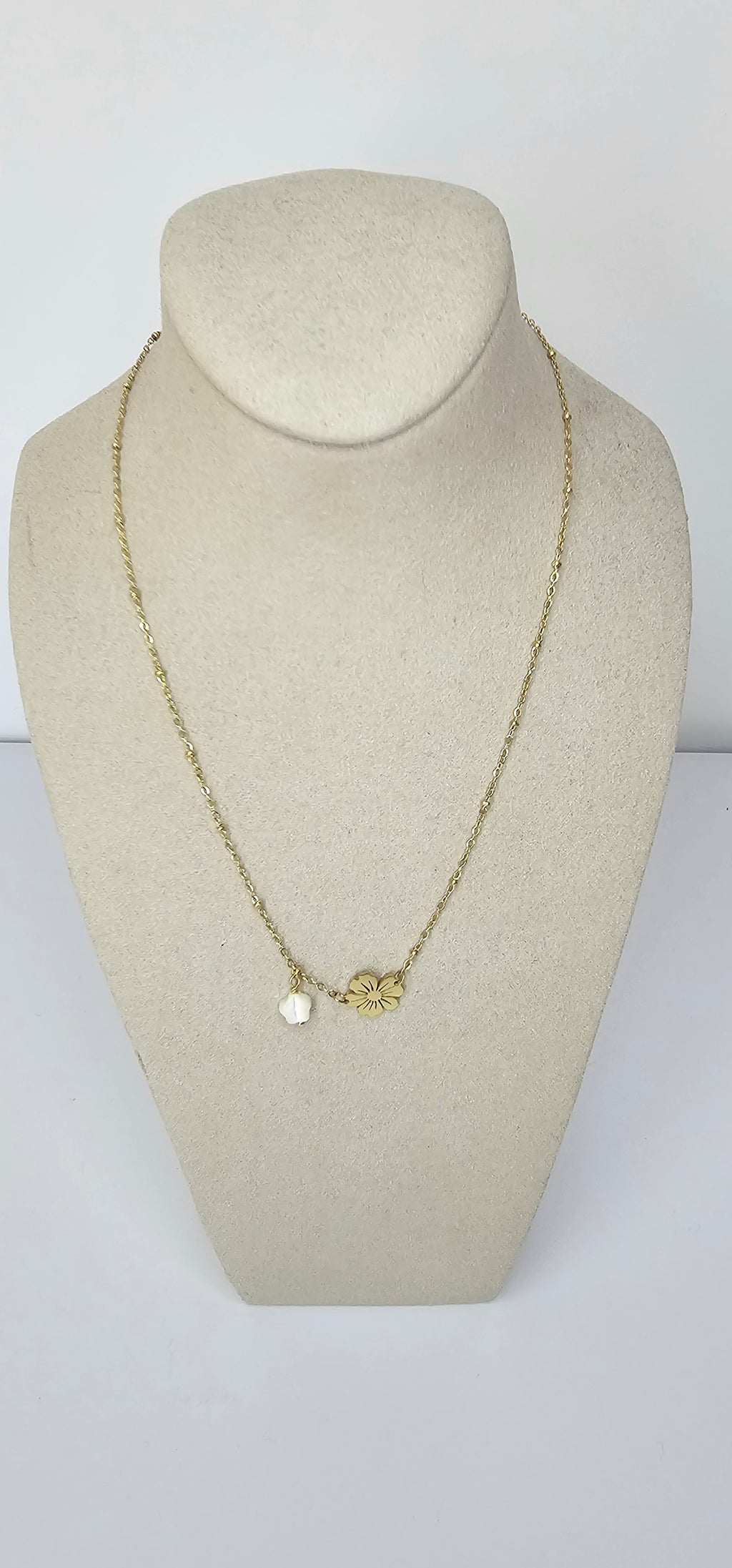Collier Fleur Dorée & Perle Blanche – Chaîne Fine Élégante